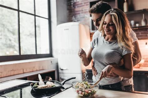 baise dans la cuisine